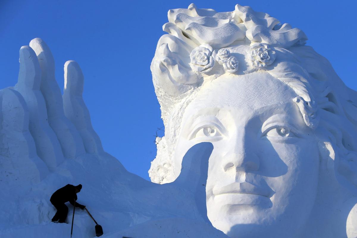 Frosty China! 7000 artists carved ice statues
