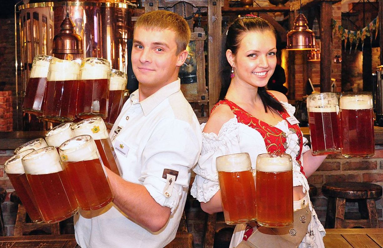 Русские телки отдыхают за городом с пивом и парнями