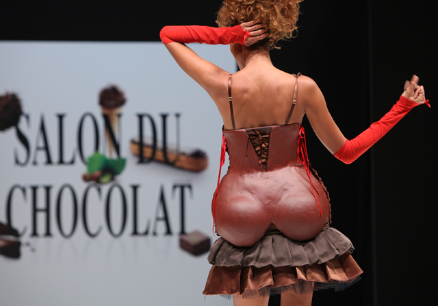 Chocolate lace, dresses from pralines. Delicious show in Paris!