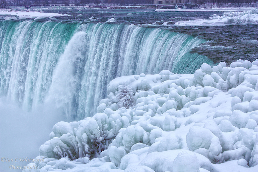 15 stunning photos of frozen Niagara Falls