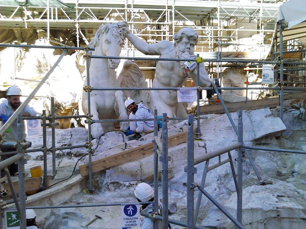 Fontana di Trevi? Tourists arriving to Rome are disappointed!