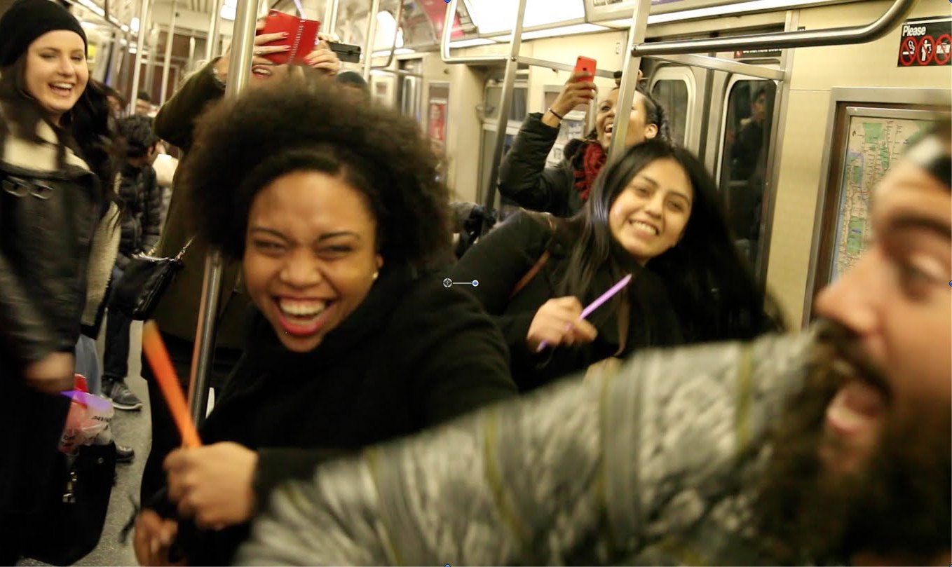 This is New York, baby! Dj dance party on the subway