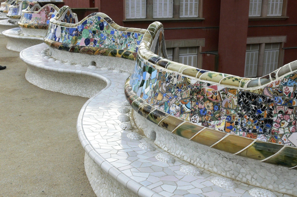 Antoni Gaudi: Stunning benches in park Güell, Barcelona!